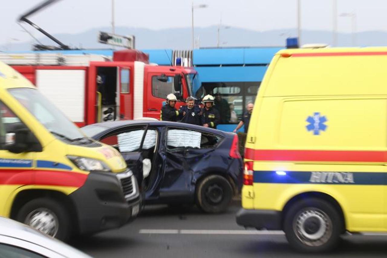 Zagreb: Sudarili se vatrogasno vozilo i automobil, ozlijeđene četiri osobe