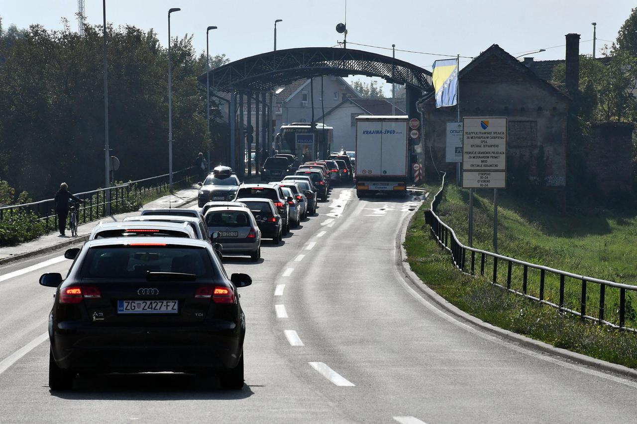 Bosanski Brod: Po jeftinije gorivo Hrvati odlaze na crpke u susjednu državu