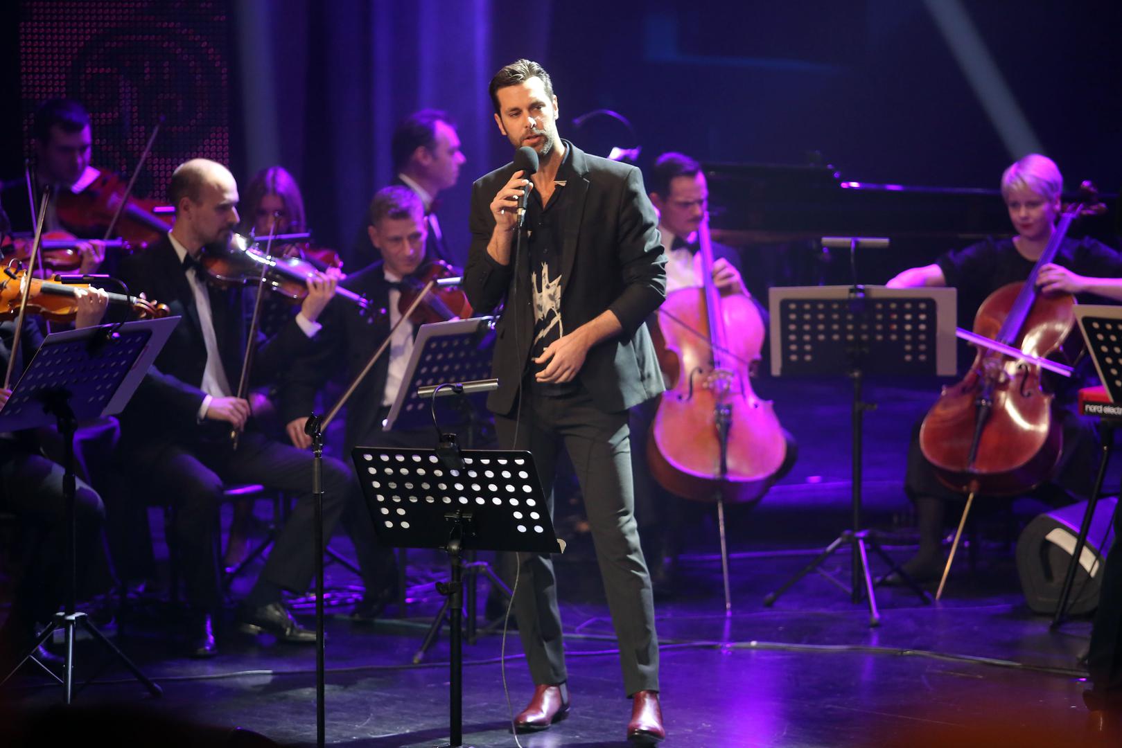 Riječki glazbenik Boris Štok bez treme je pjevao Robićeve hitove.