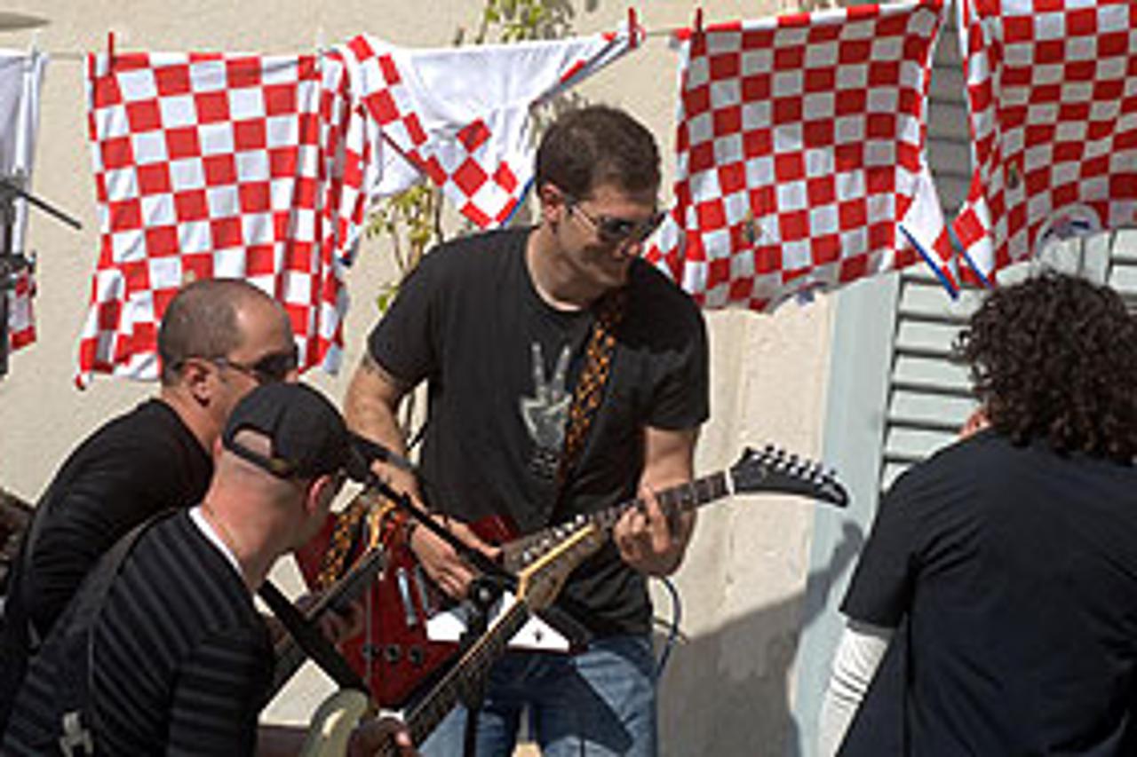 Dok je Bilićev bend prašio navijačku himnu, iznad njih su se vijorili dresovi reprezentacije