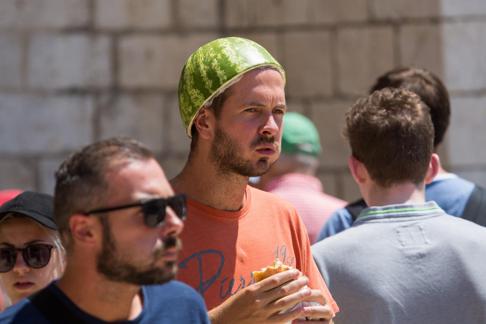 Turist koji se najorginalnije borio protiv vrućine nabio je lubenicu na glavu. 