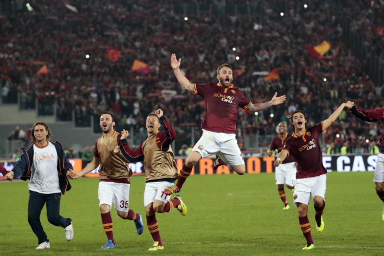 'AS Roma\'s Daniele De Rossi (C) celebrates with his teammates at the end of their Serie A soccer match against Napoli at Olympic stadium in Rome October 18, 2013. REUTERS/Tony Gentile  (ITALY - Tags: