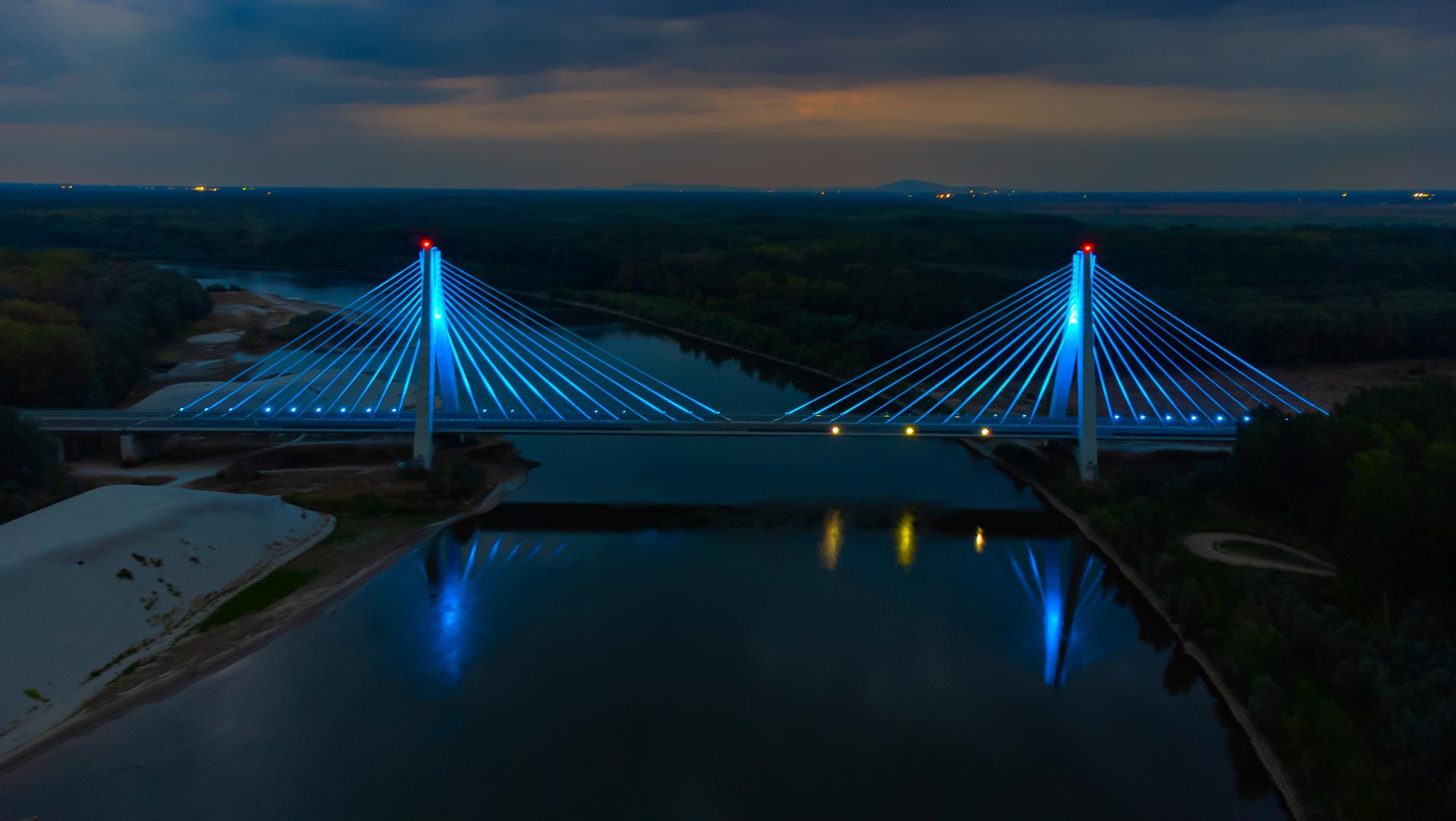 09.08.2022., Osijek, Petrijevci - Most preko rijeke Drave na koridoru 5c preko noci osvjetljen plavim svjetlom. Photo: Davor Javorovic/PIXSELL