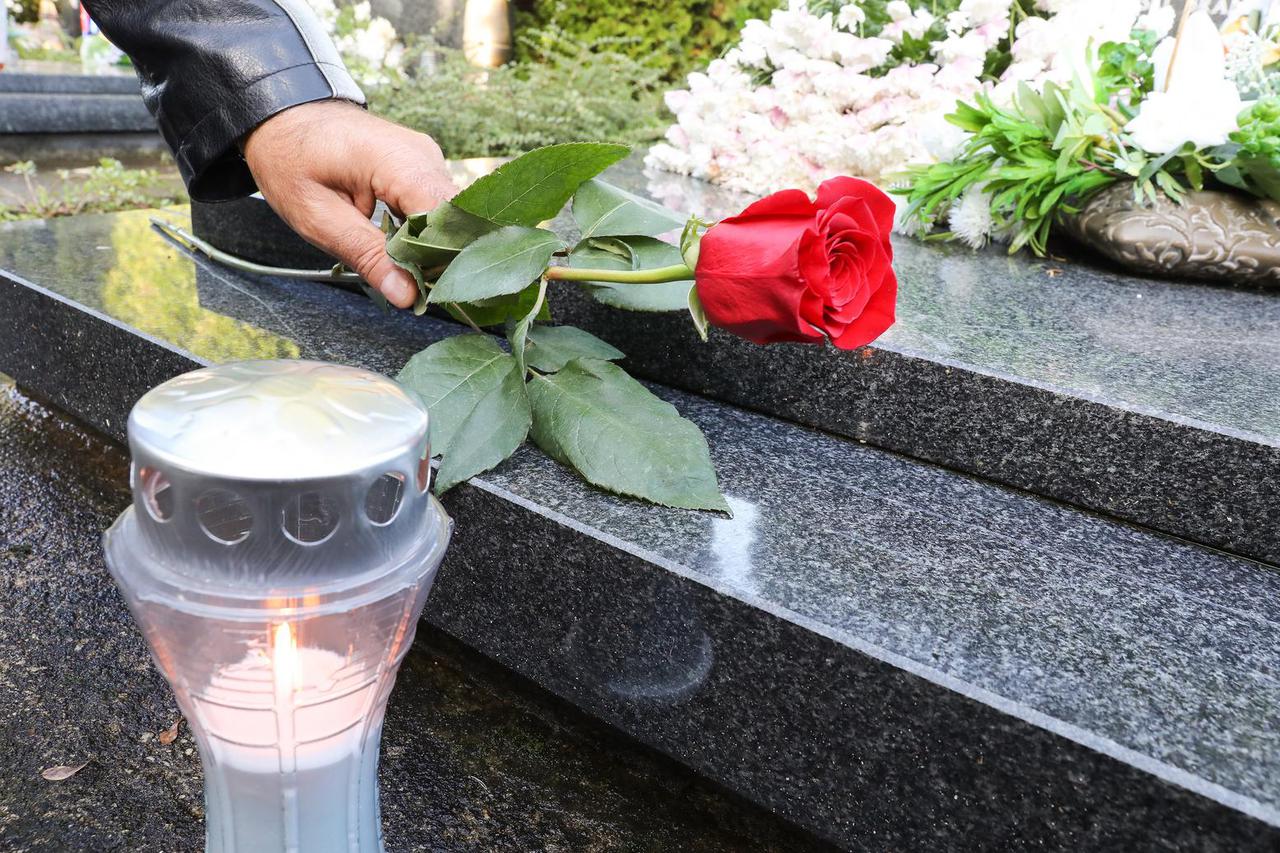 Vukovar: Majke nestalih stavljaju na grobove ruže i pale svijeće