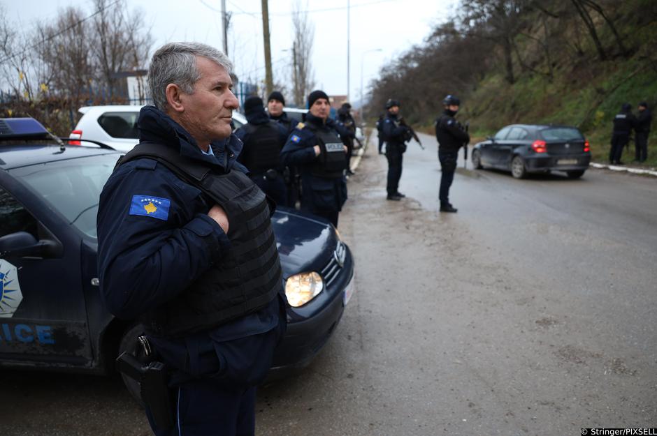 Kosovski policajci u ophodnji u sjevernom dijelu etnički podijeljenog grada Mitrovice