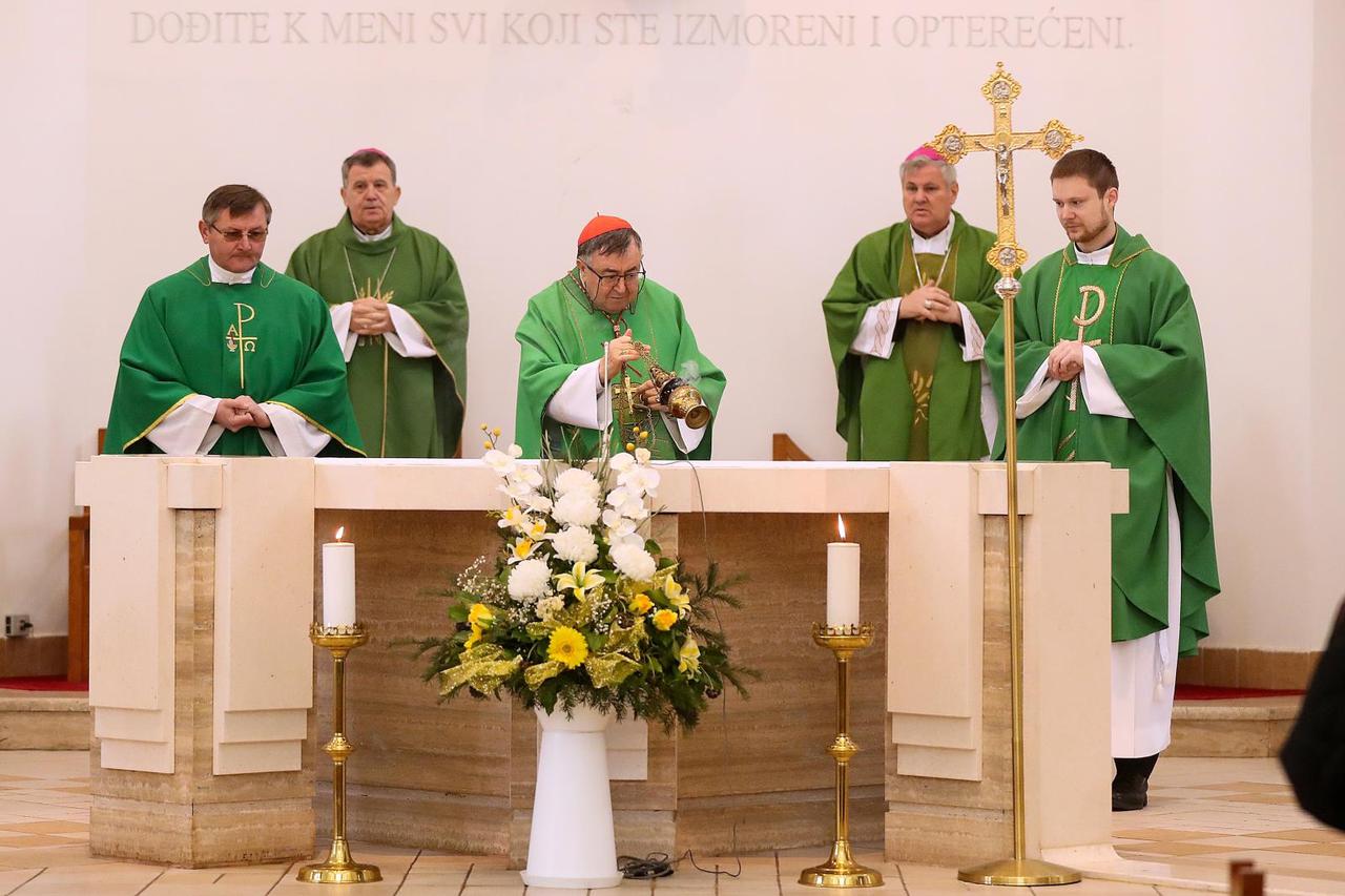 Glina: Nadbiskupi Puljić i Vukšić služili misu u crkvi sv. Ivana Nepomuka