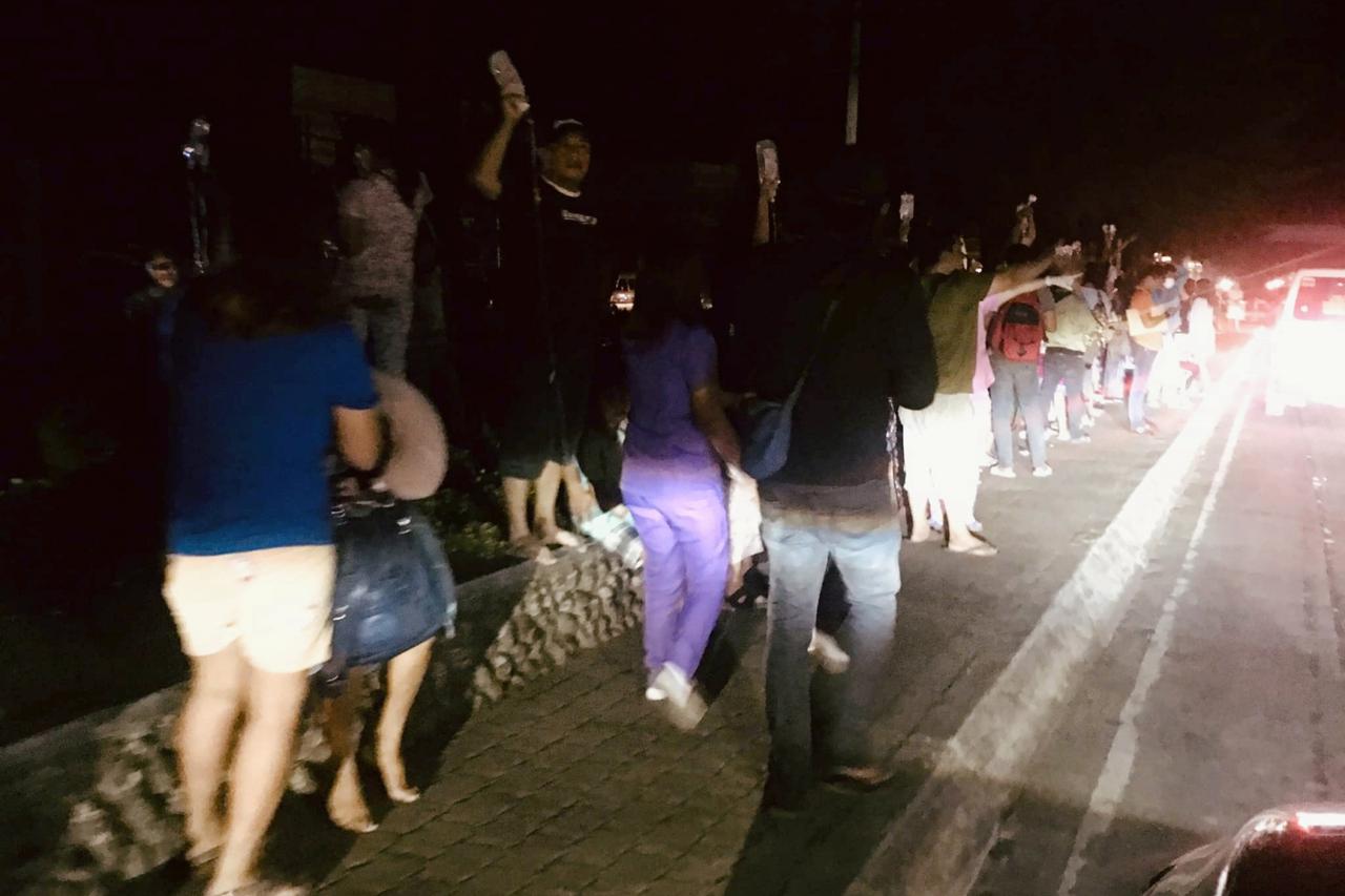 Ljudi na ulicama filipinskog grada Kidapawan nakon snažnog potresa