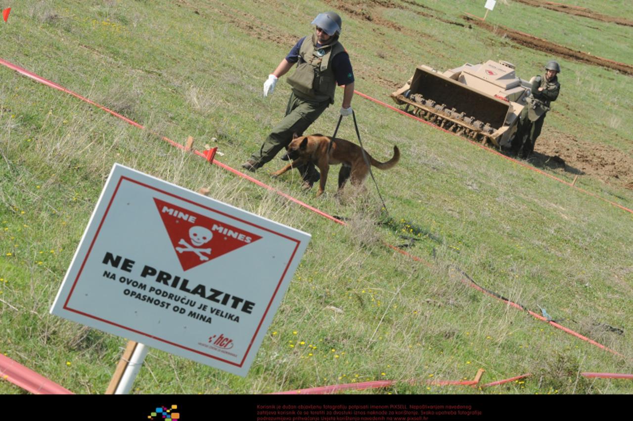 '28.04.2010., Gaj, Sibenik - U sklopu 7.medjunarodnog simpozija o humanitarnom razminiranju odrzana pokazana vjezba u mjstu Gaj. Uz strojeve za razminiranje na vjezbi su ucestvovali i psi tragaci mina