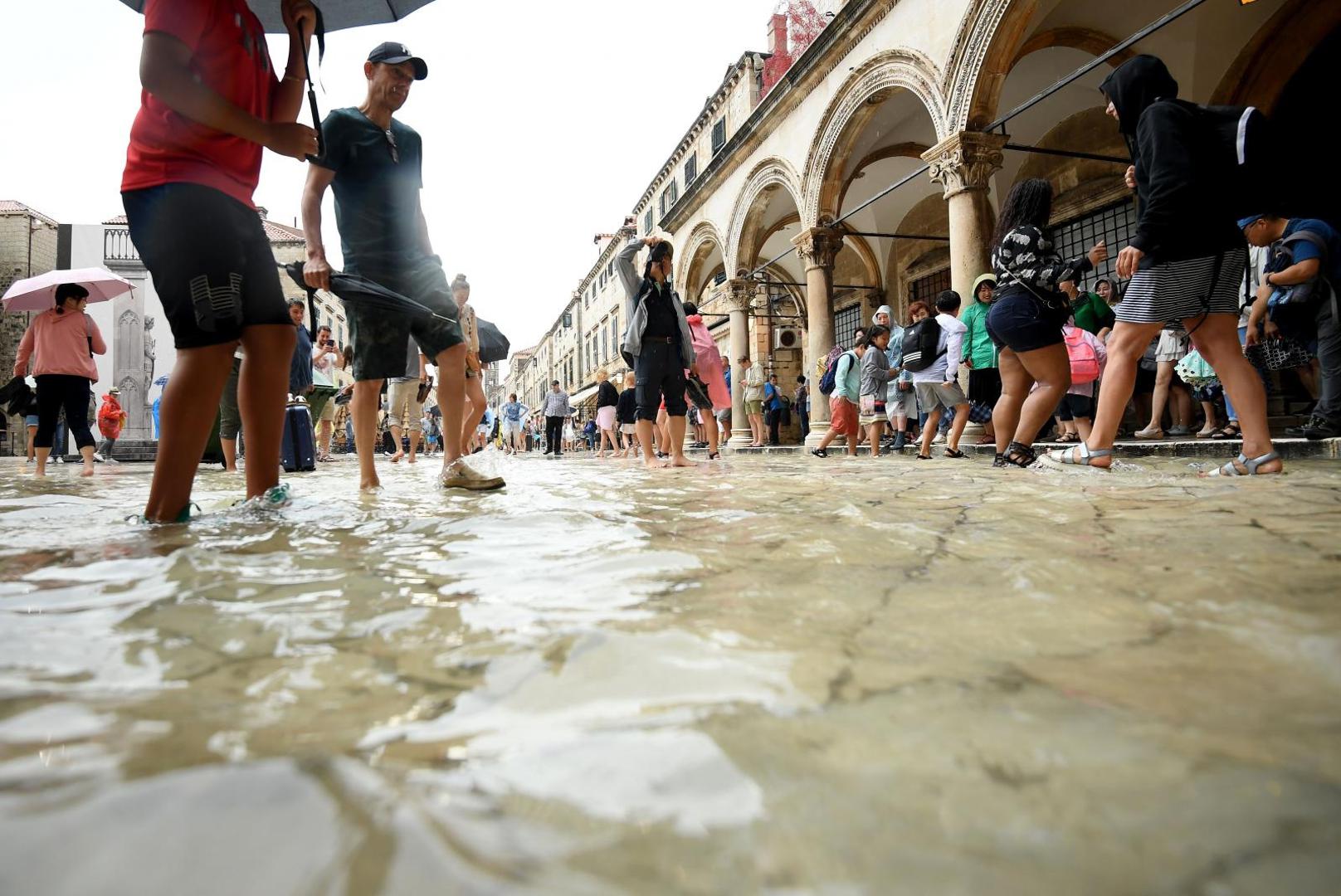 Obilna kiša poplavila je Hrvatsku, a Stradun je doslovno pod vodom.