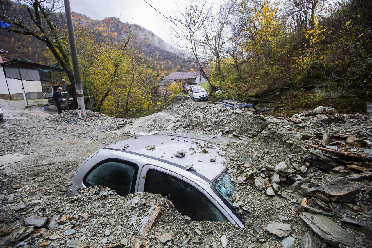 Usred poplava aktiviralo se klizište u mjestu Dragan selo