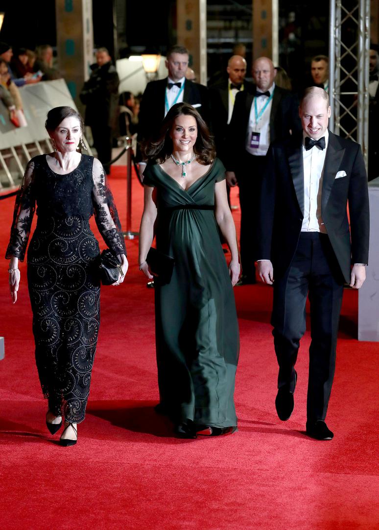 Jedina je na crvenom tepihu u zelenoj haljini iskakala Kate Middleton. Na društvenim mrežama obožavatelji su bili malo razočarani što vojvotkinja nije nosila crnu haljinu u znak podrške borbi protiv seksualnog uznemiravanja i zlostavljanja.