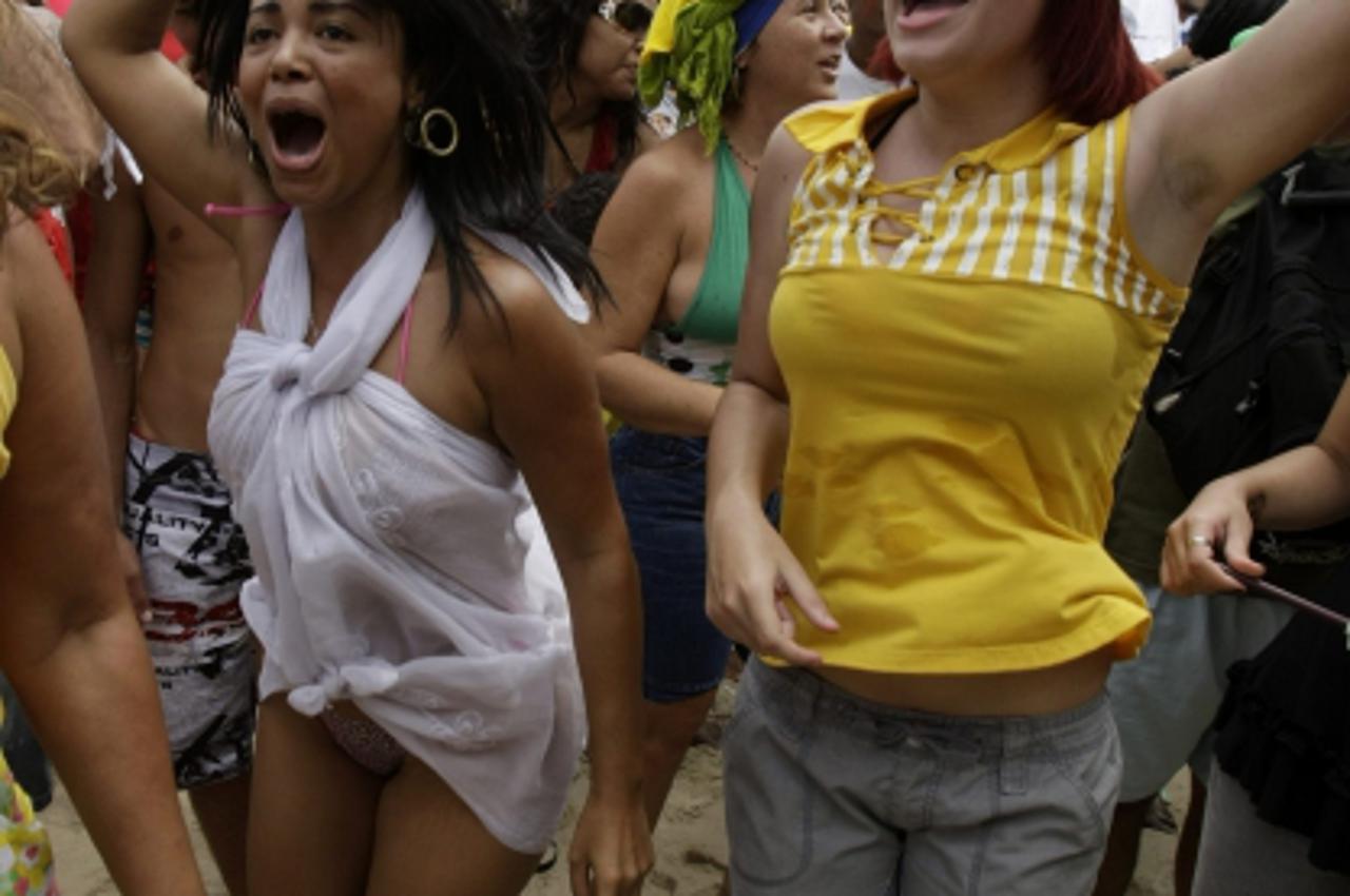 'Residents celebrate after Rio de Janeiro won the bid to host the 2016 Summer Olympic Games, on Copacabana beach in Rio de Janeiro October 2, 2009.  REUTERS/Sergio Moraes (BRAZIL SPORT OLYMPICS)'