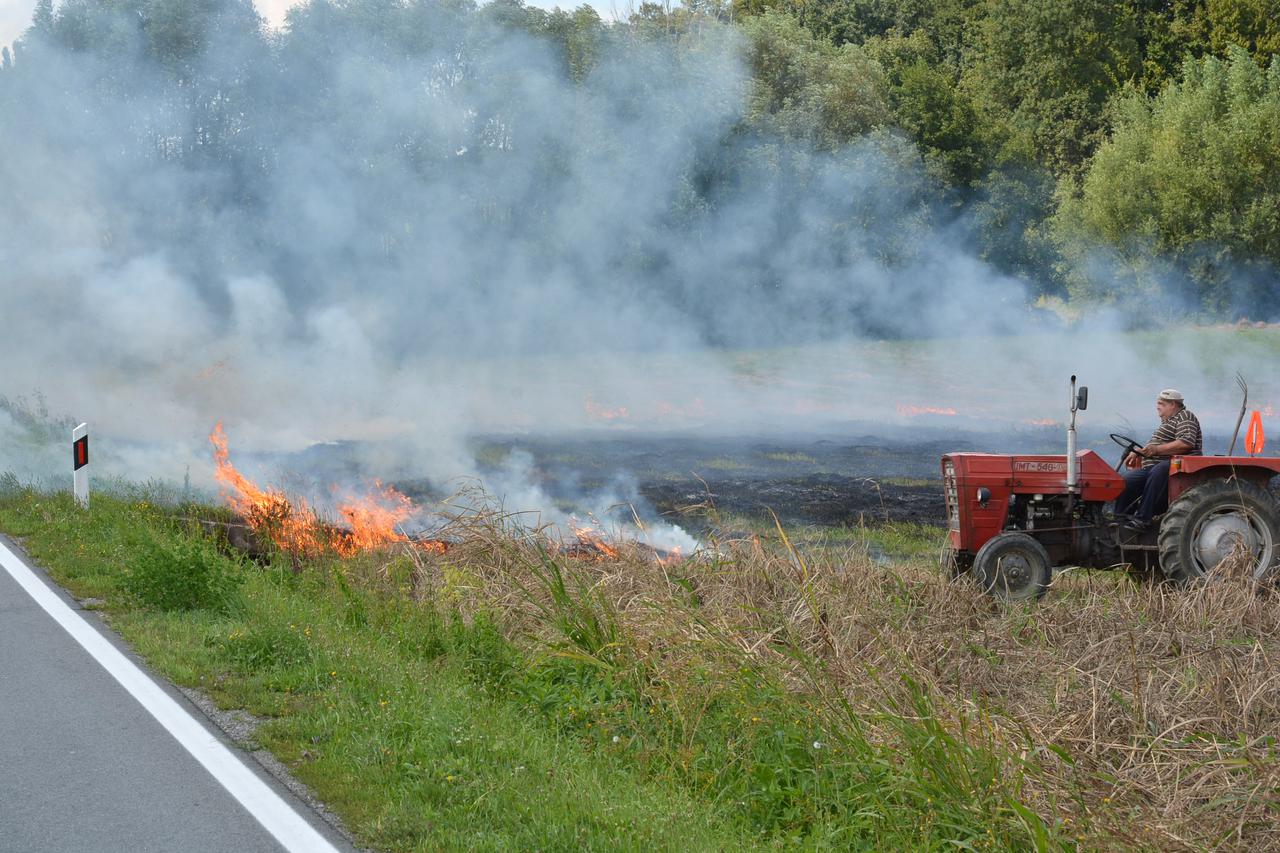 Vatra livada traktor požar