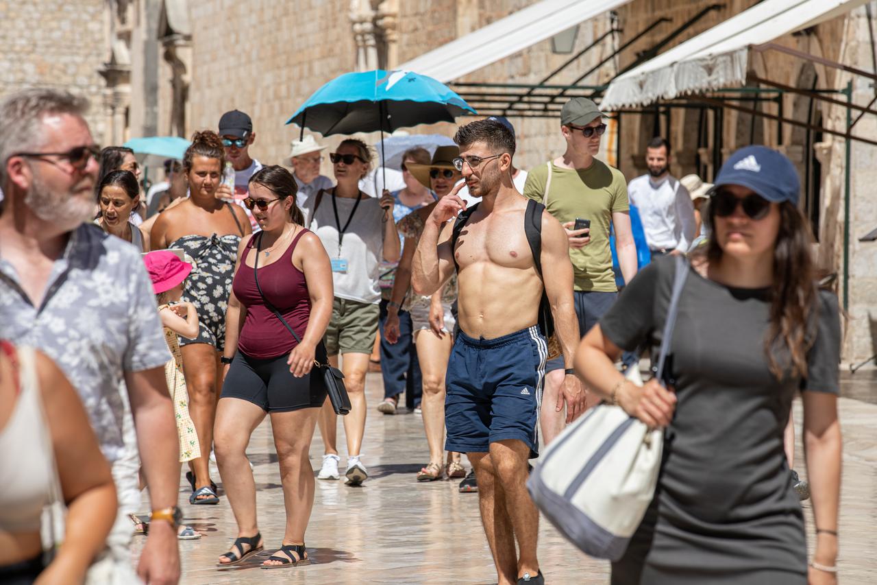 Turisti uživaju u raznim aktivnostima tijekom sunčanog dana u Dubrovniku