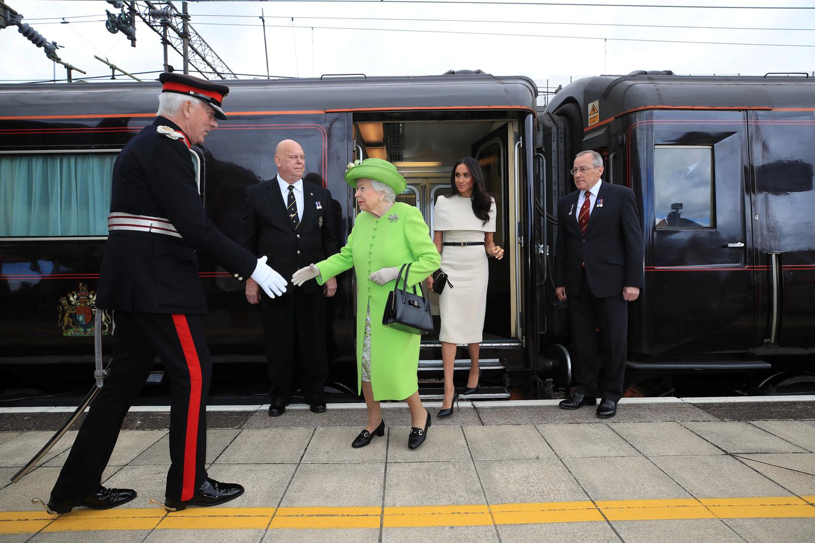 Meghan, koja se vjenčala s kraljičinim unukom na raskošnoj svečanosti u dvorcu Windsor prošli mjesec, doputovala je kraljevskim vlakom na sjeverozapad Engleske.