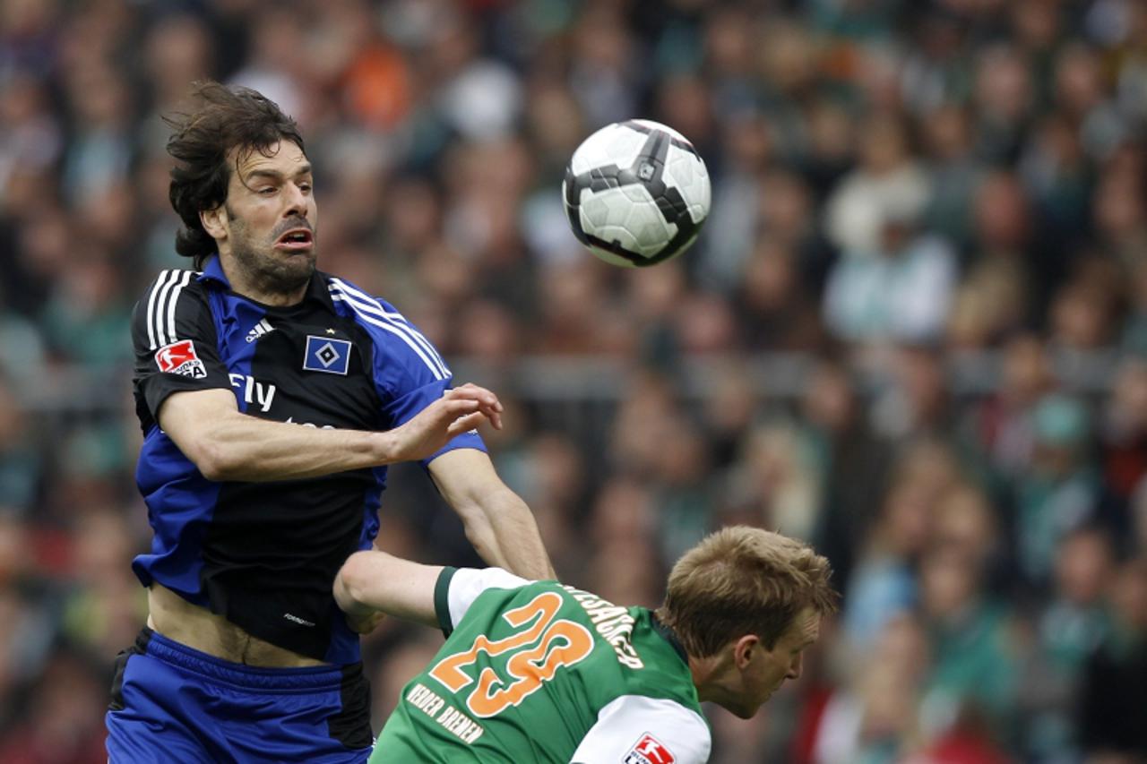 'Hamburg SV\'s Ruud van Nistelrooy competes for the ball with Werder Bremen\'s Per Mertesacker (R) during their German Bundesliga first division soccer match in Bremen May 8, 2010. REUTERS/Christian C