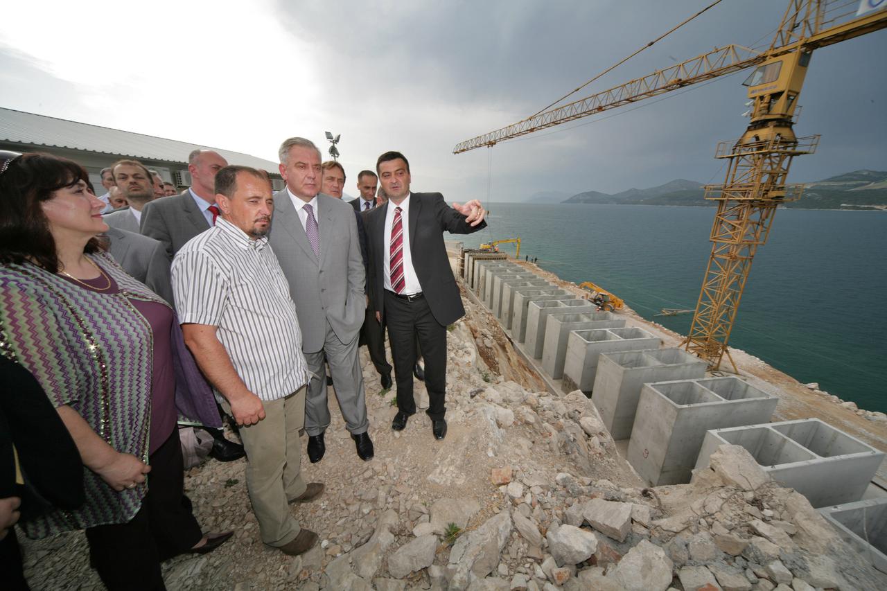 2003. U predizbornoj kampanji tadašnji predsjednik HDZ-a Ivo Sanader uvodi temu Pelješkog mosta