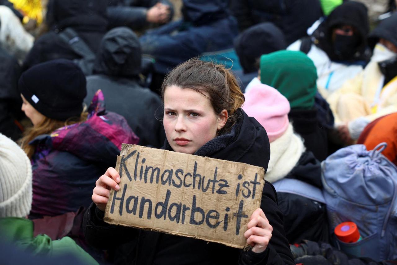 German police clash with activists in showdown over coal mine expansion in Luetzerath