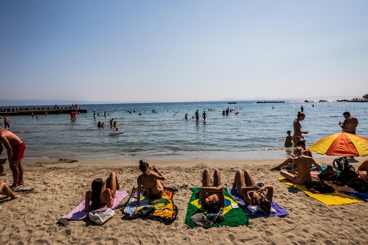 Split: Domaći i turisti na plaži Firule potražili osvježenje od velikih vrućina