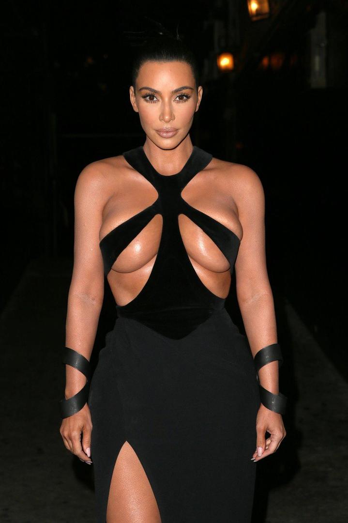 U haljini Thierryja Muglera čiji se gornji dio sastoji samo od dvije trake koje su prekrivale bradavice Kim je zbilja šokirala sve, a modni kritičari kažu kako je ovaj odabir čak i za Kim malo previše. 