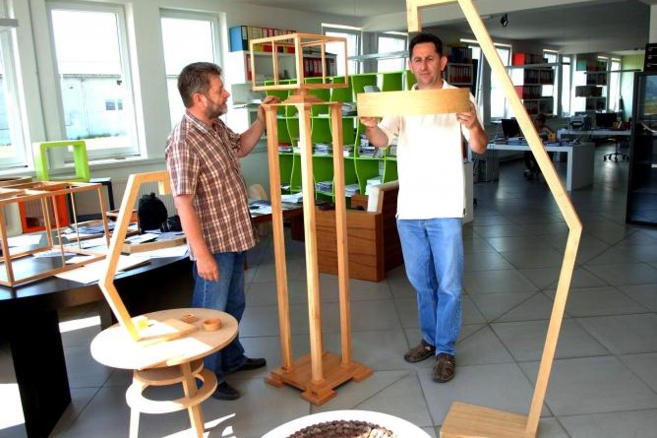 '18.06.2012., Pleternica - Contura, drvna industrija iz Pleternice oprema rasvjetnim tijelima ekskluzivne hotele diljem svijeta. Imaju takodjer i vlastitu proizvodnju koju su patentirali.  Photo: Dusk