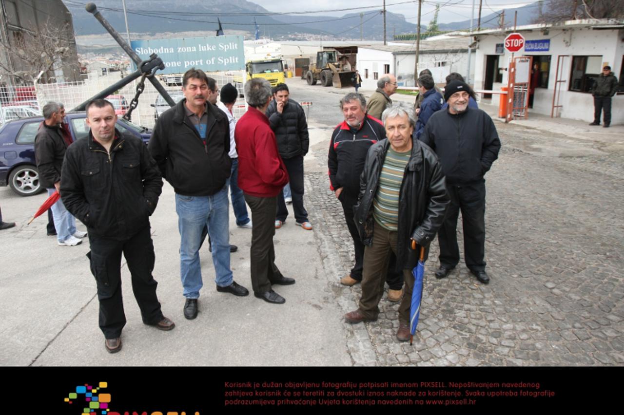 '26.02.2010.,Split - Radnici splitske Zeljezare okupili su se pred ulazom u Slobodnu zonu luke Split u sjevernoj luci u namjeri da sprijece odvozenje 1500 tona zeljeza za kojeg su predali zahtjev da s