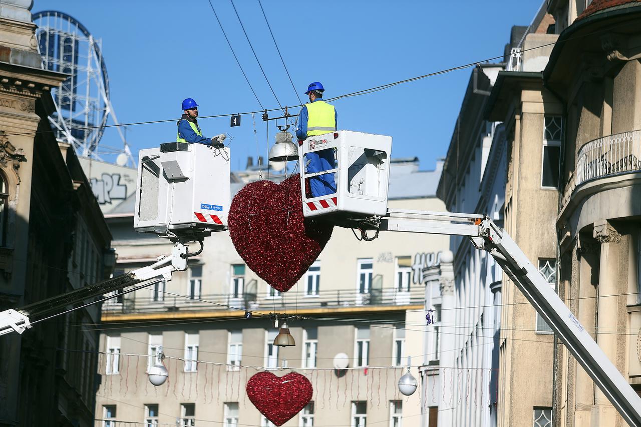 Radnici postavljaju novogodisnje ukrase u Petrinjskoj ulici