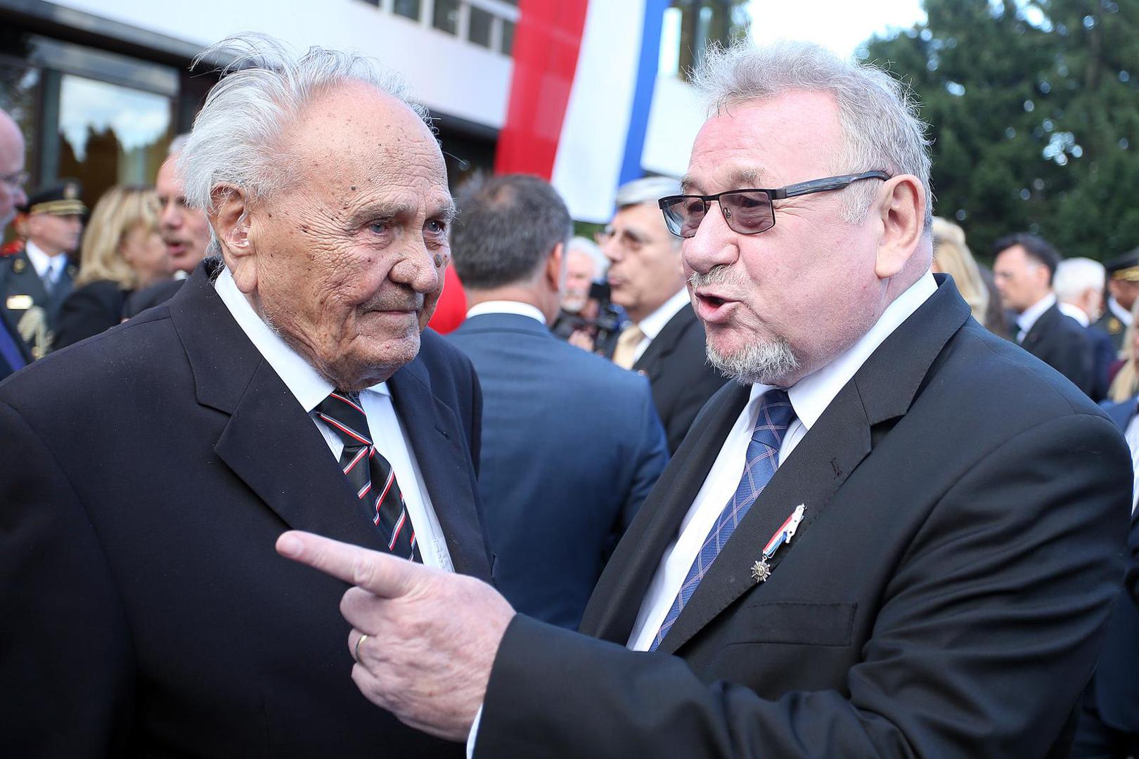 S prvim predsjednikom Republike Hrvatske Franjom Tuđmanom odlučio je osnovati Hrvatsku demokratsku zajednicu (HDZ). 