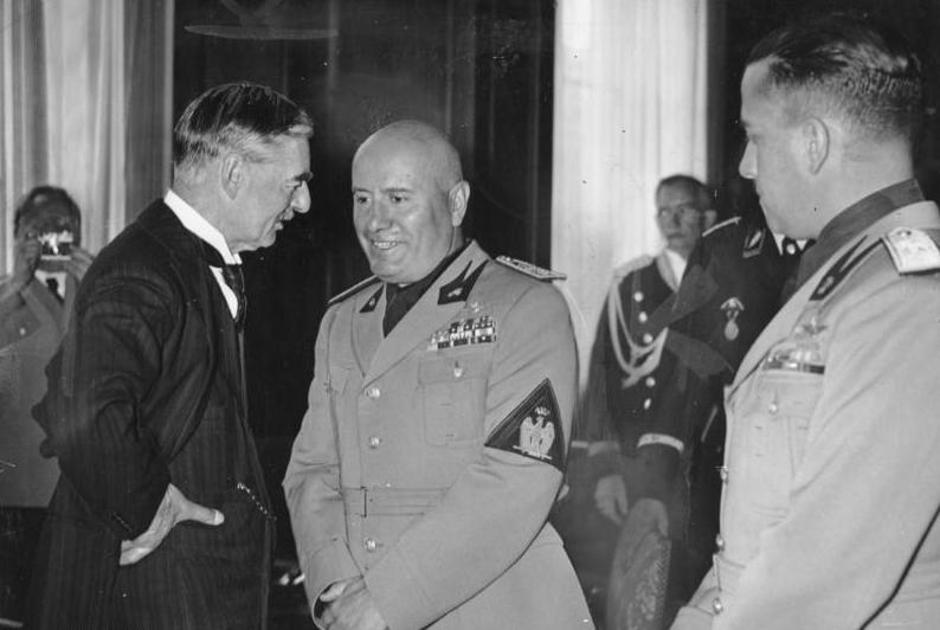 Britanski premijer Chamberlain s Mussolinijem, rujan 1938.