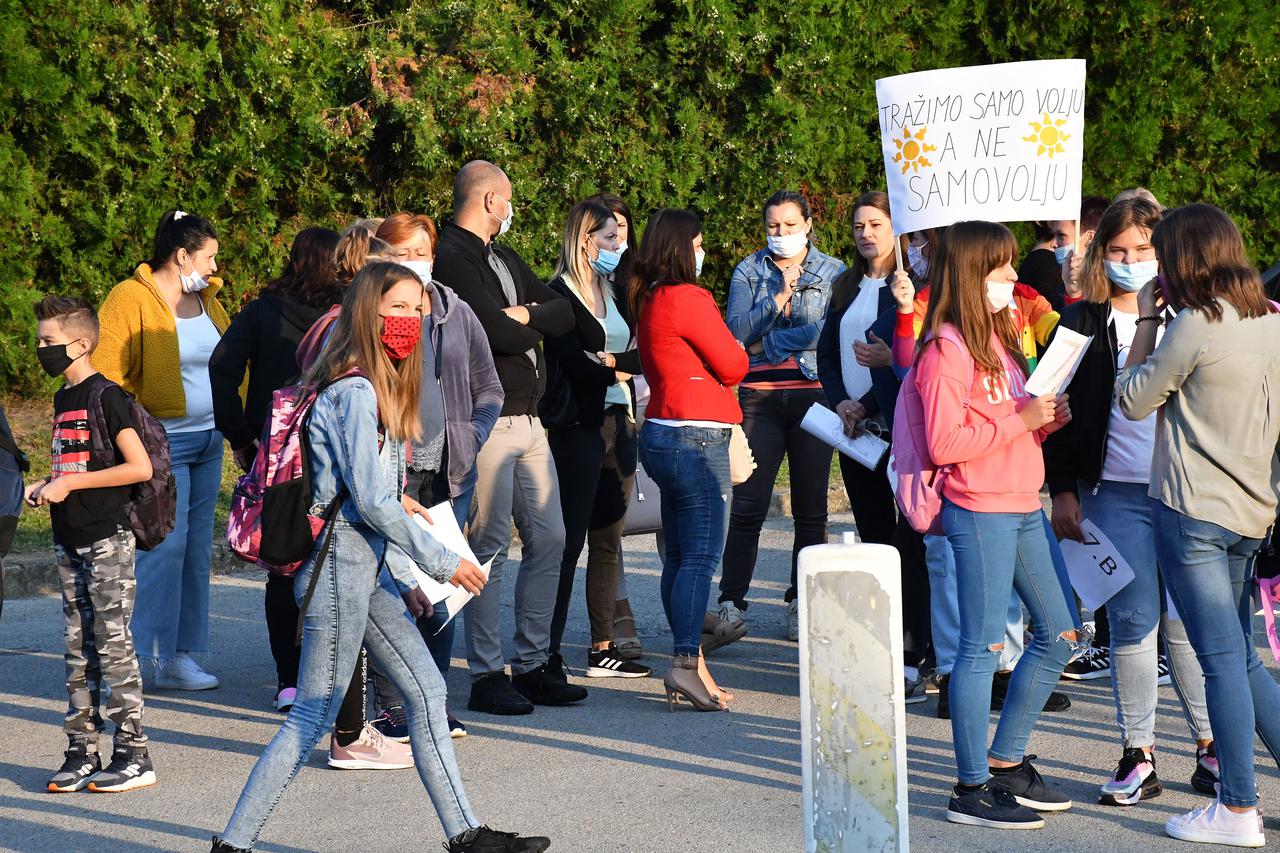 Podvinje: Prosvjed ispred OŠ "Blaž Tadijanović" zbog povećanja broja učenika u razredima