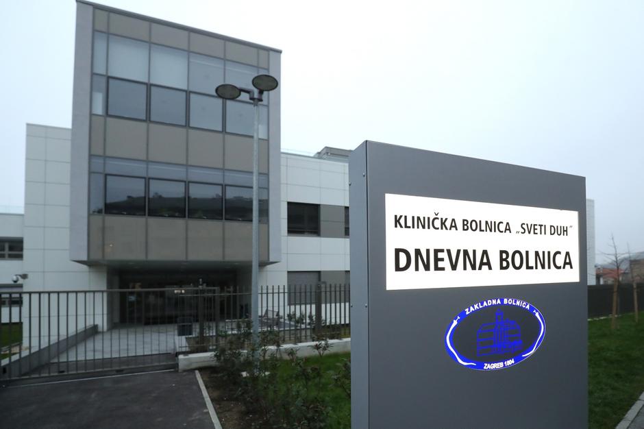 Zagreb: Glavni ulaz u Dnevnu bolnicu KB Sveti Duh i podzemna garaža još uvijek nisu u funkciji