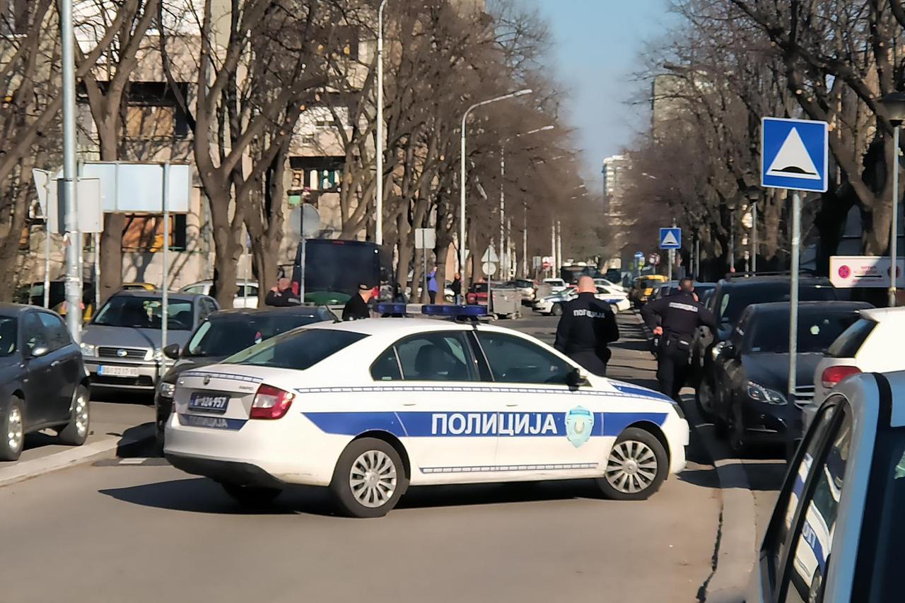 Novi Beograd: Policija sumnjala da se ispod mercedesa nalazi bomba, ali ipak je u pitanju lažna uzbuna