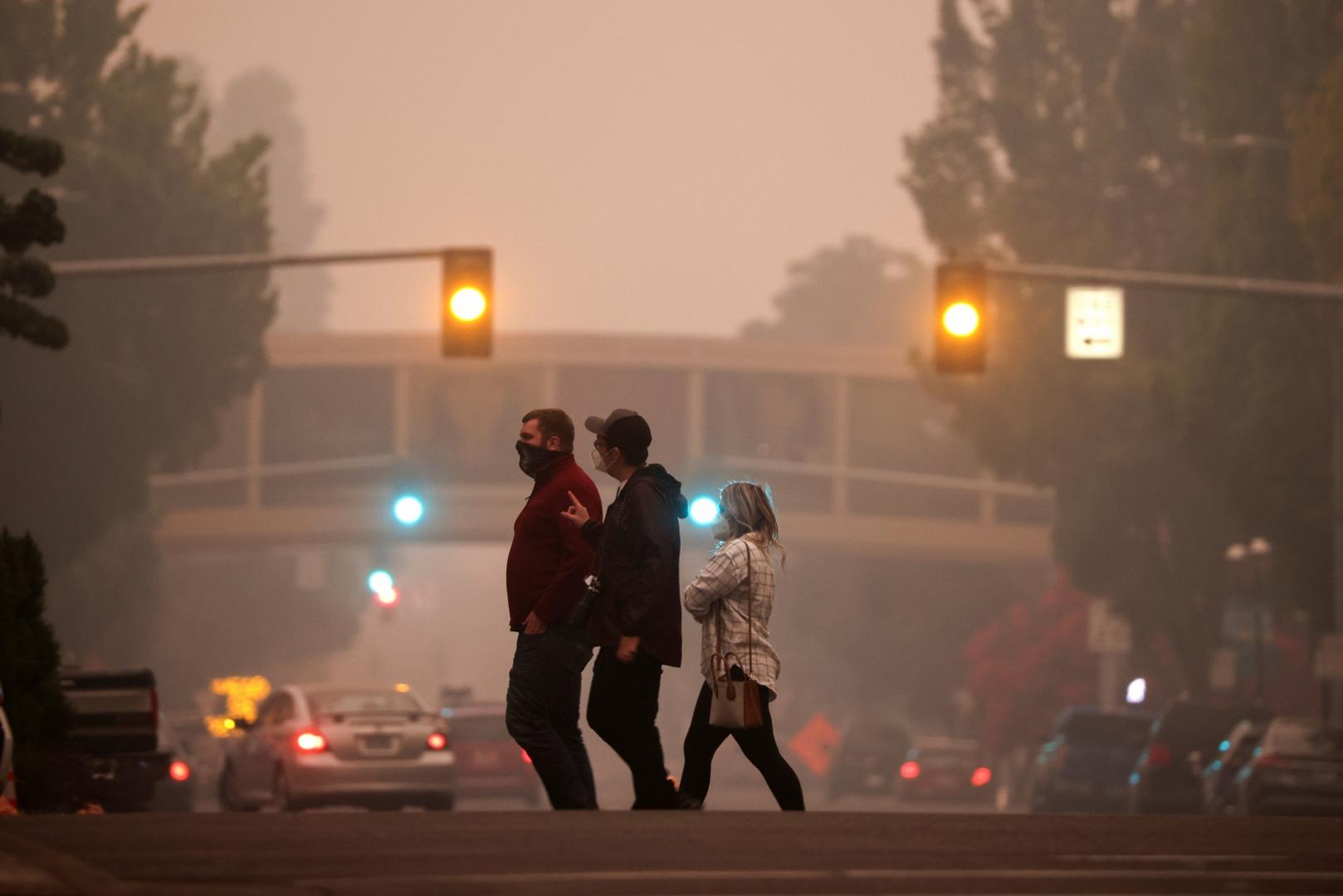 Local residents cross a street as smoke from wildfires covers an area near Salem, Oregon Local residents cross a street as smoke from wildfires covers an area near Salem, Oregon, U.S., September 10, 2020. REUTERS/Carlos Barria CARLOS BARRIA