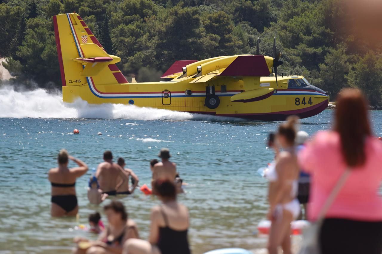 Grebaštica: Piloti kanadera oduševili kupače manevrima uzimanja vode
