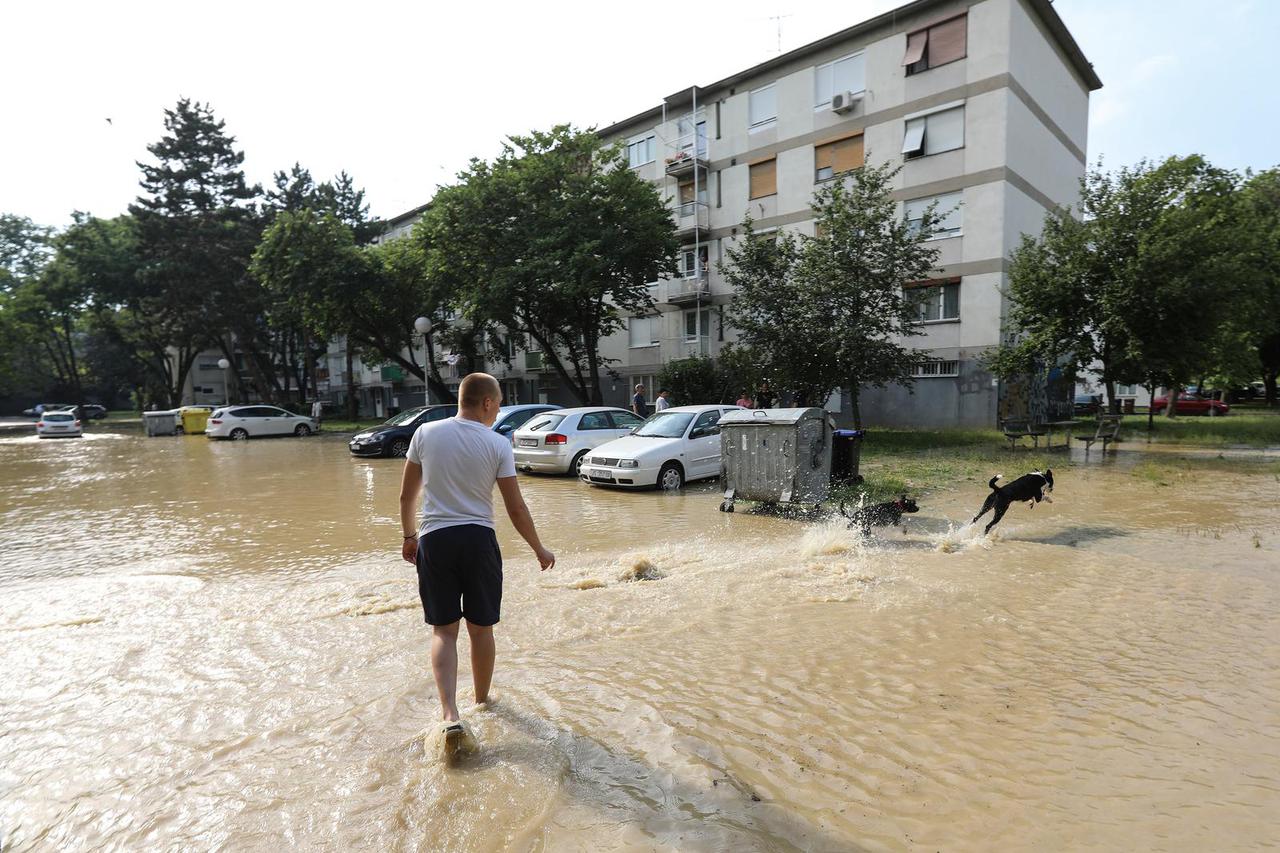 Zagreb: U Gajnicama pukla cijev, poplavila cijelu ulicu