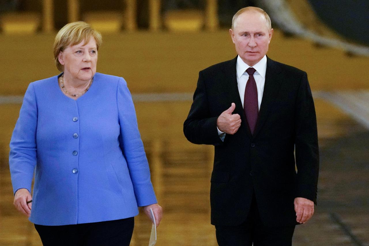 Russian President Putin and German Chancellor Merkel attend a news conference in Moscow