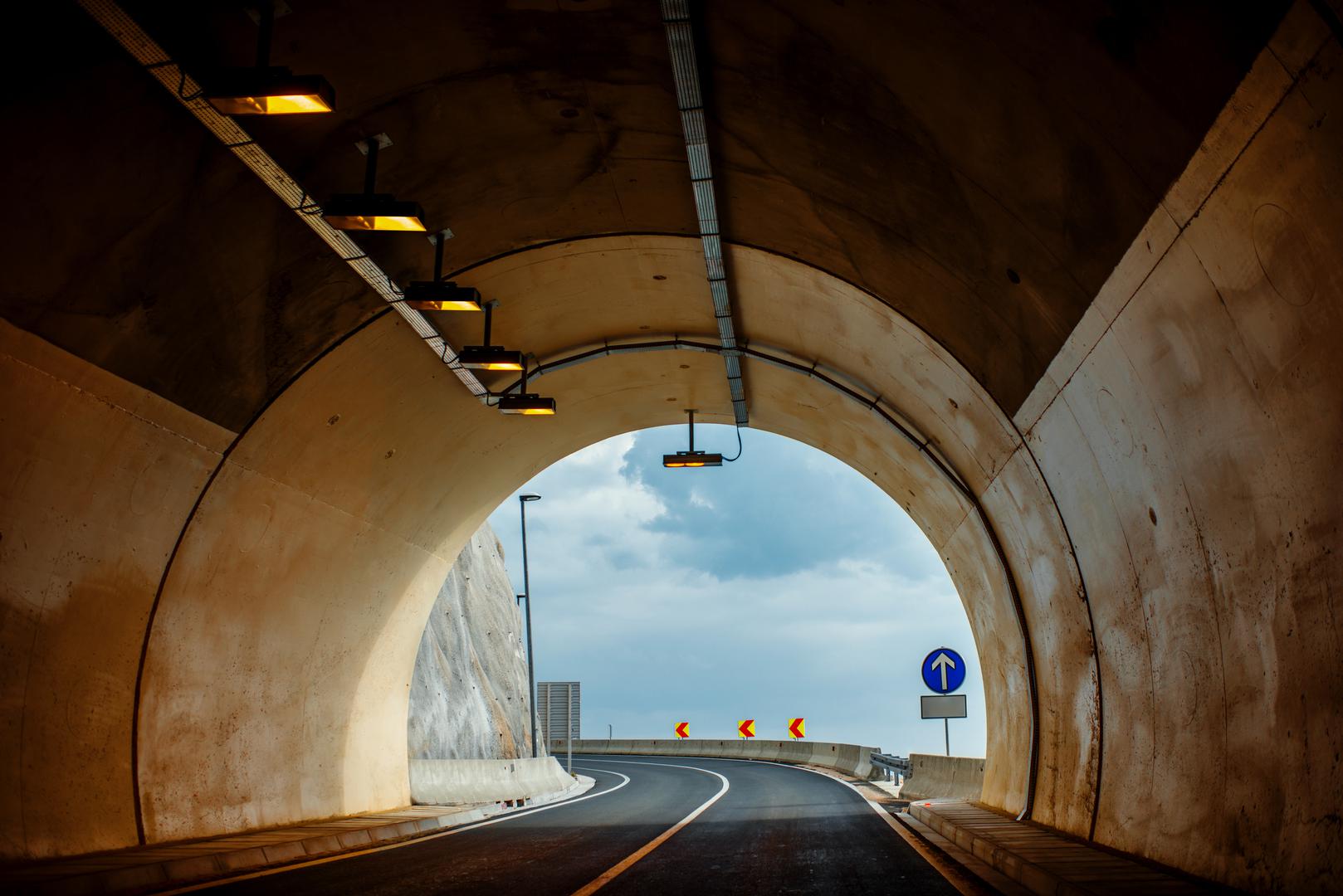 5. Tunel Debeli brijeg, 2.467 metara: Tunel Debeli brijeg, dio projekta ‘Cestovna povezanost južne Dalmacije’, tvrtka Strabag iskopala je i dovršila prije roka, unatoč izazovima pandemije.