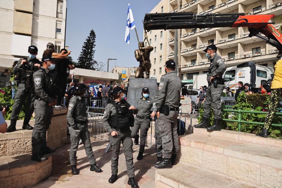Vlasti sklanjaju skulpturu prosvjednika protiv premijera Netanyahua – demonstracije traju mjesecima
