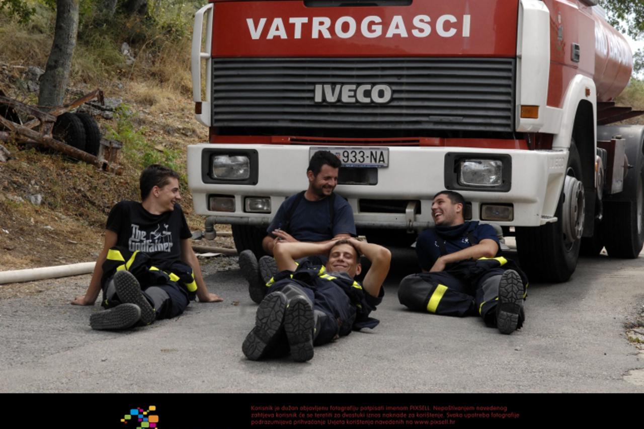'24.07.2012., Crikvenica - Dan nakon pozara na crikvenickom podrucju mjestani i vatrogasci malo se mogu opustiti i odmoriti od borbe s vatrenom stihijom. Suma iz koje je pozar krenuo vise ne postoji. 