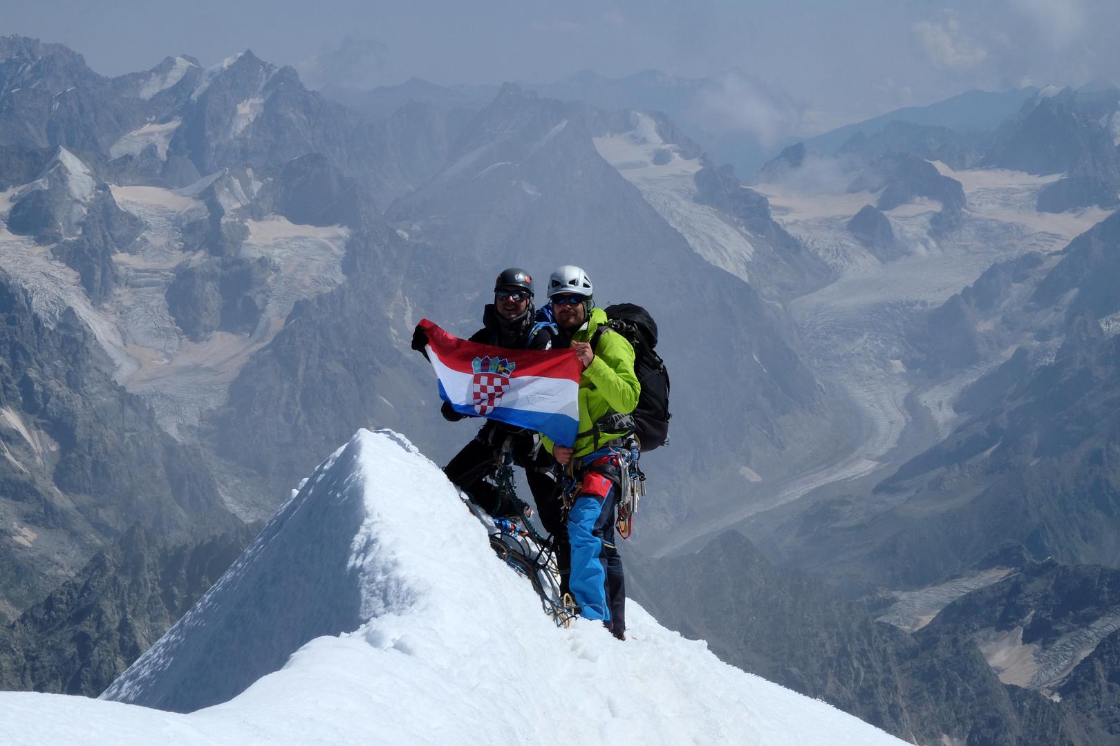 Prvi Hrvati na vrhu Ušbe, veličanstvene kavkaske planine koju teško osvajaju i najiskusniji alpinisti