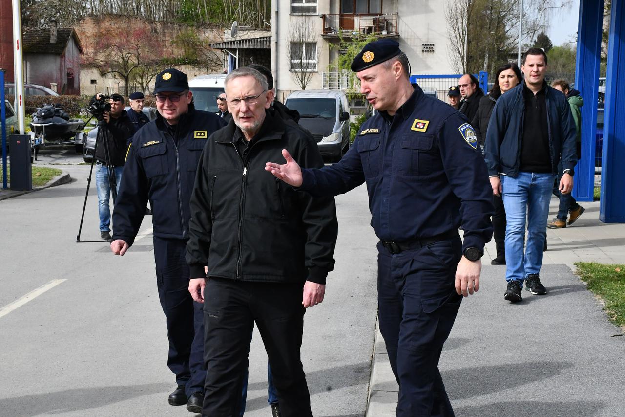 Stara Gradiška: Davor Božinović posjetio je  policijske službenike koji rade na zaštiti državne granice i suzbijanju nezakonitih migracija