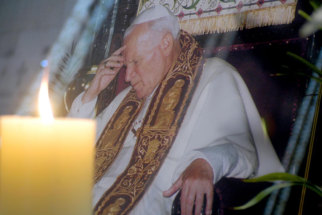 ARHIVA - Vatikan: 2.4.2005. umro Papa Ivan Pavao II