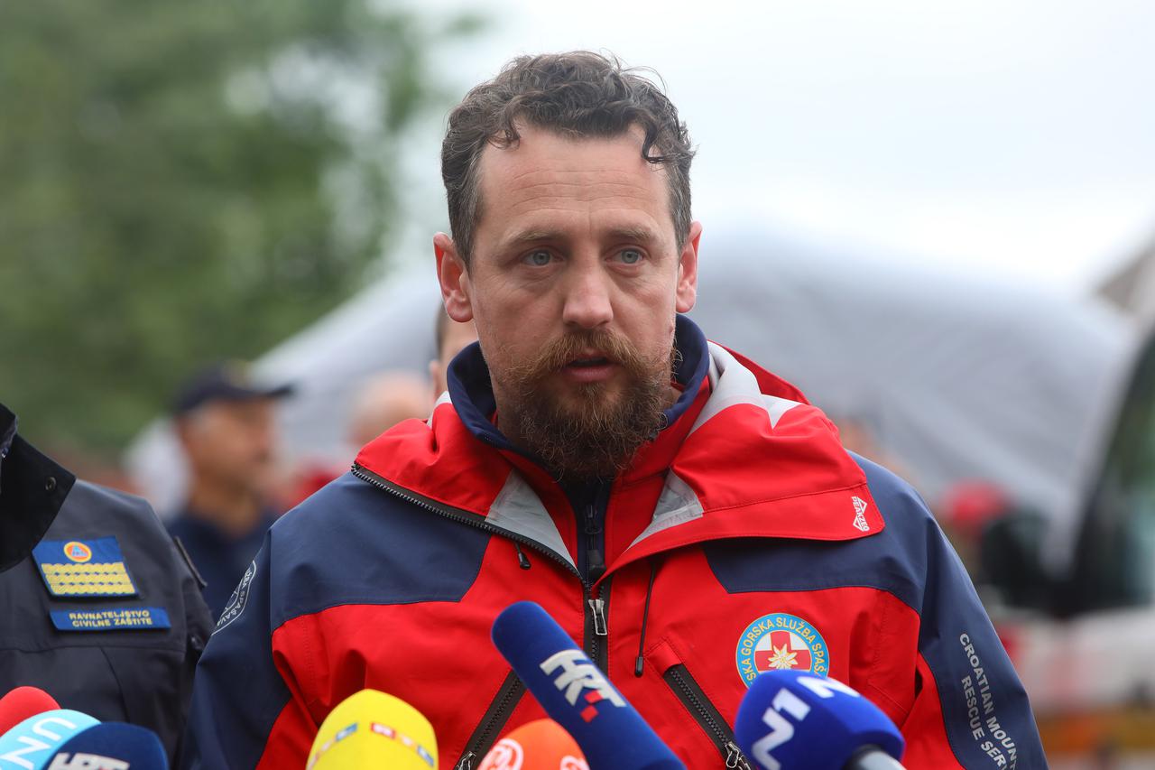 Rakovica: Ravnatej Civilne zaštite Damir Trut i glavni pročelnik HGSS-a Josip Granić dali izjave nakon pronalaska Cessne