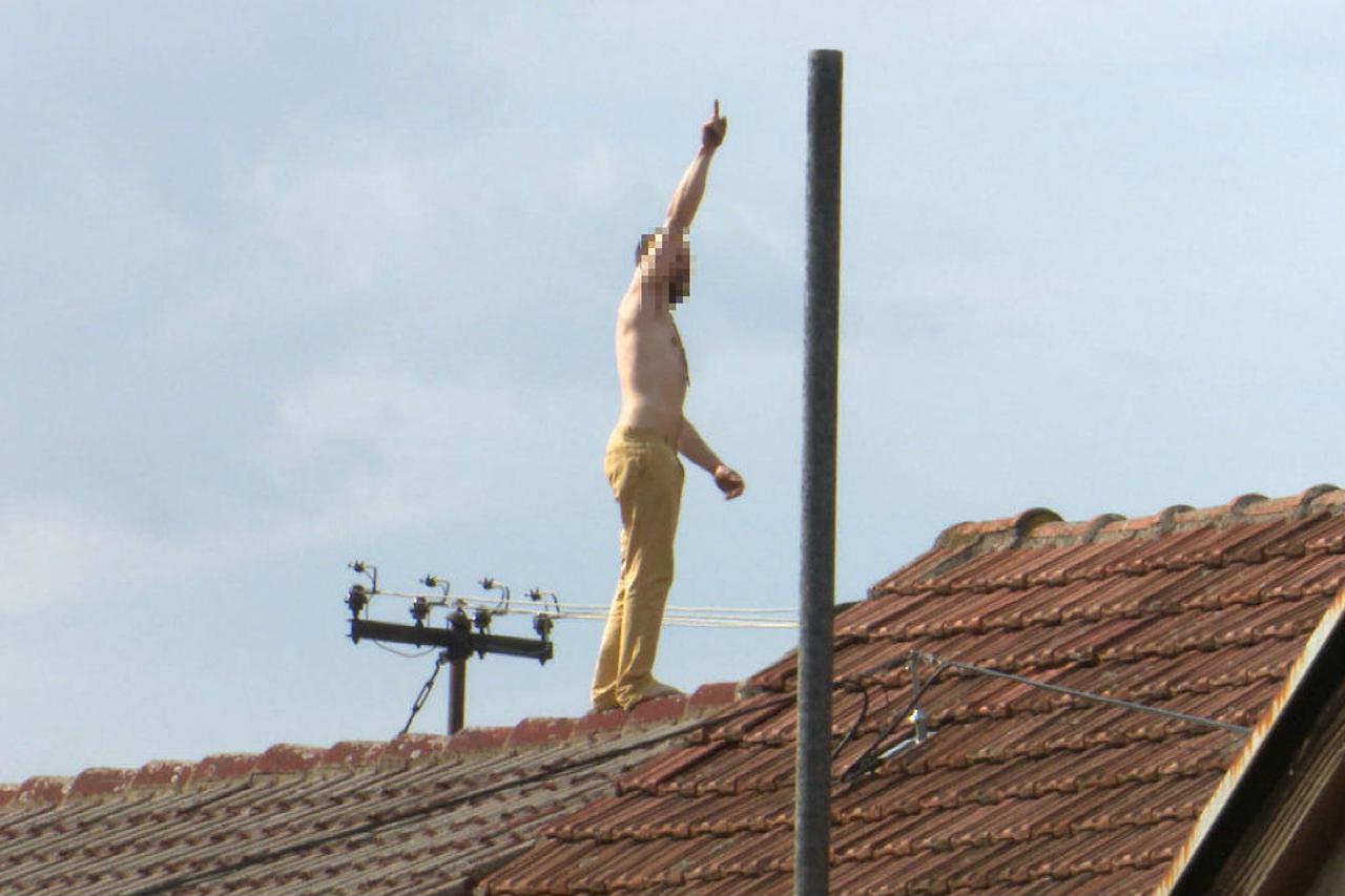 Mladić se popeo na krov