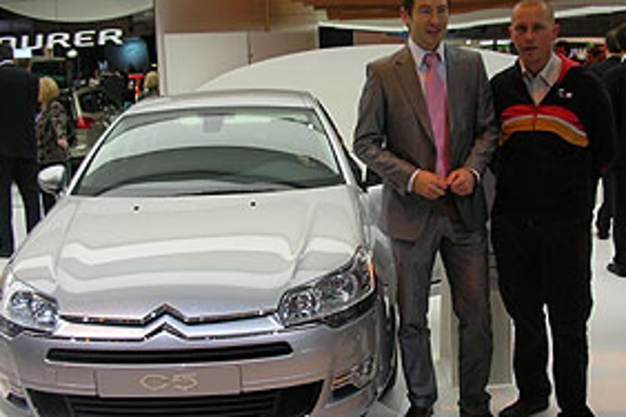 Domagoj Đukec (lijevo) s Večernjakovim novinarom  na sajmu automobila u Ženevi