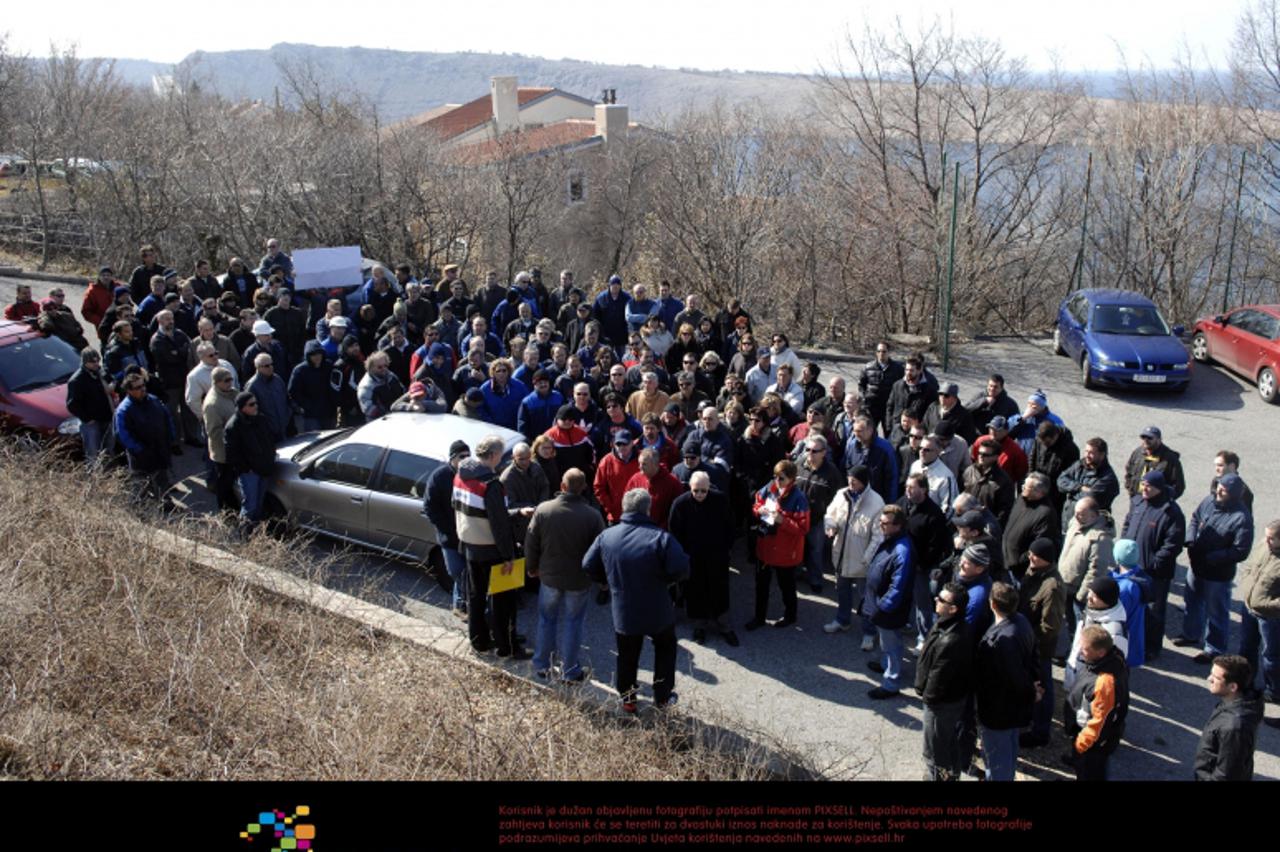 '09.03.2012., Kraljevica - Mirni prosvjed djelatnika DIOKI-a sa kopnene strane krckog mosta. Photo: Goran Kovacic/PIXSELL'