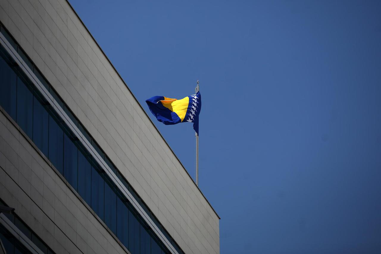 Zastava Bosne i Hercegovine na zgradi Parlamenta BiH