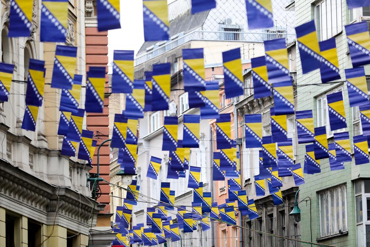 Ulice Sarajeva povodom Dana nezavisnosti ukrašene zastavama BiH