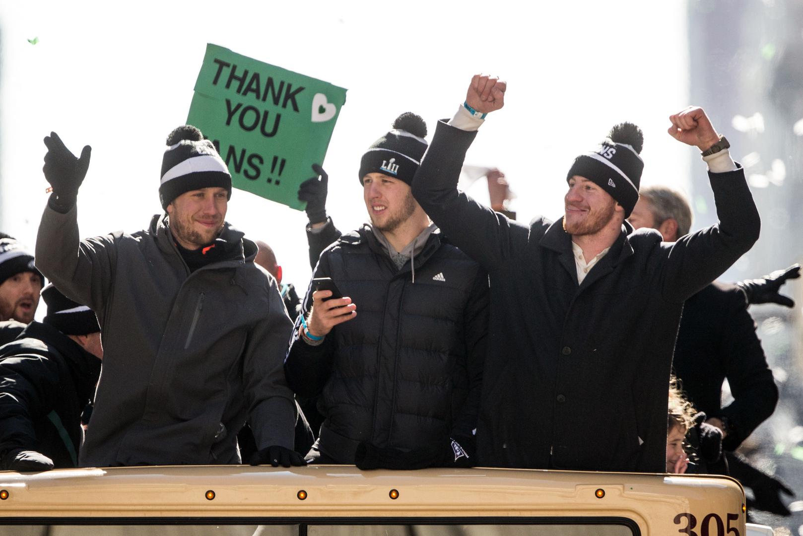 Igrači Eaglesa su se pojavili u otvorenom autobusu te su pozdravljeni uz velike ovacije. Igrače je predvodio Nick Foles, najkorisniji igrač Super Bowla, koji je nekoliko utakmica uoči doigravanja zamijenio prvog quarterbacka Carsona Wentza