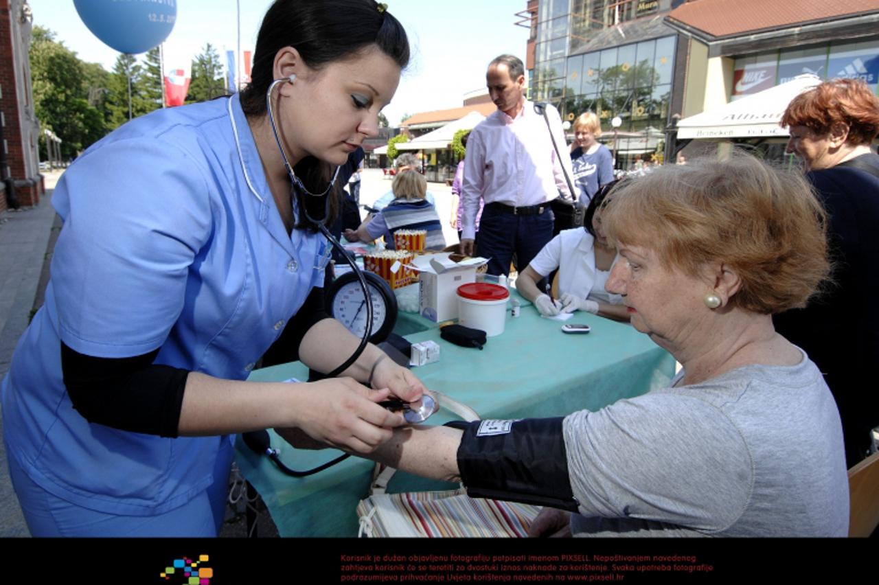 '12.05.2011., Cakovec- Povodom Dana sestrinstva, medicinske sestre gradjanima mjerile tlak i secer. Photo: Vjeran Zganec-Rogulja/PIXSELL'